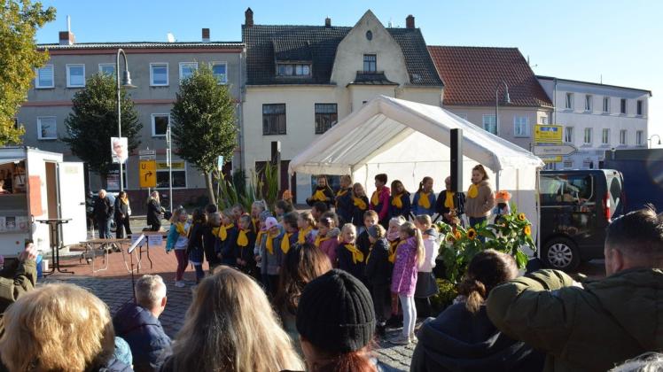 Den Schwaaner Regionalmarkt eröffnete der Kinderchor mit Liedern rund um den Herbst.