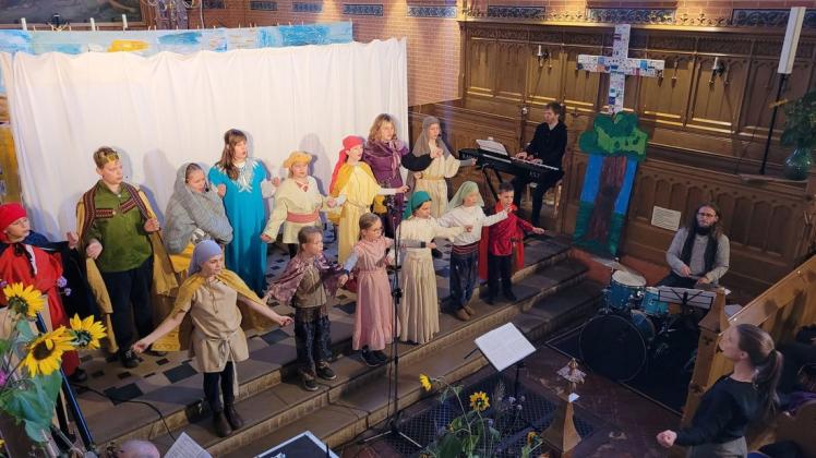 Eine Stunde lang unterhielten die Kinder der Chöre der Kirchengemeinden aus Plau am See und Parchim das Publikum mit vielen Liedern und darstellendem Spiel.
