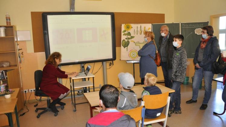 Kathleen Awe zeigt den Besuchern den Einsatz eines Smartboards an der Berger Schule