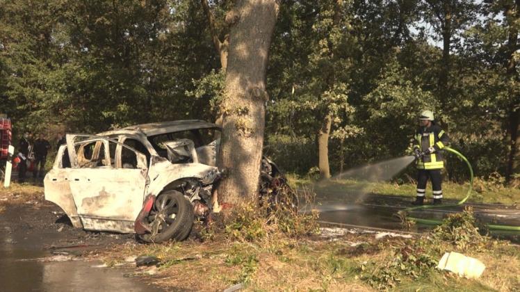 Ein Autofahrer ist am Sonntagmittag bei einem Unfall auf der Hatter Landstraße verstorben. Ein Autofahrer ist am Sonntagmittag bei einem Unfall auf der Hatter Landstraße verstorben.