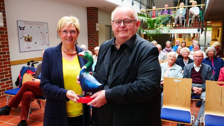 Zwei, denen die plattdeutsche Sprache am Herzen liegt: Dirk Wieting bekam den Platt-Ganter von Bürgermeisterin Alice Gerken überreicht.