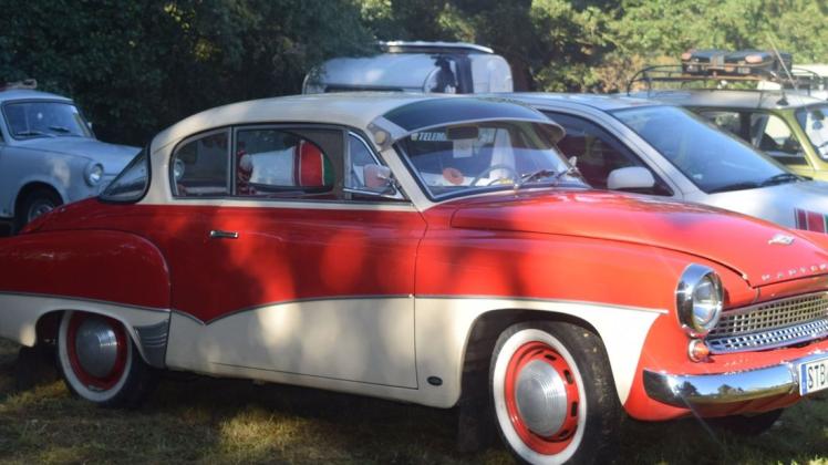 Ein Hingucker: Rot-weißer Wartburg Coupé 1000 mit Sternberger Kennzeichen.