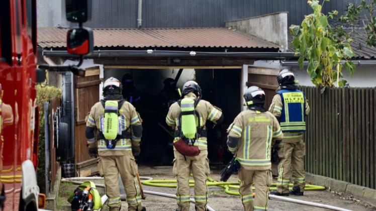 Nur mit Atemschutzgeräten konnten die Brandschützer ins Innere der brennenden Garage gelangen.