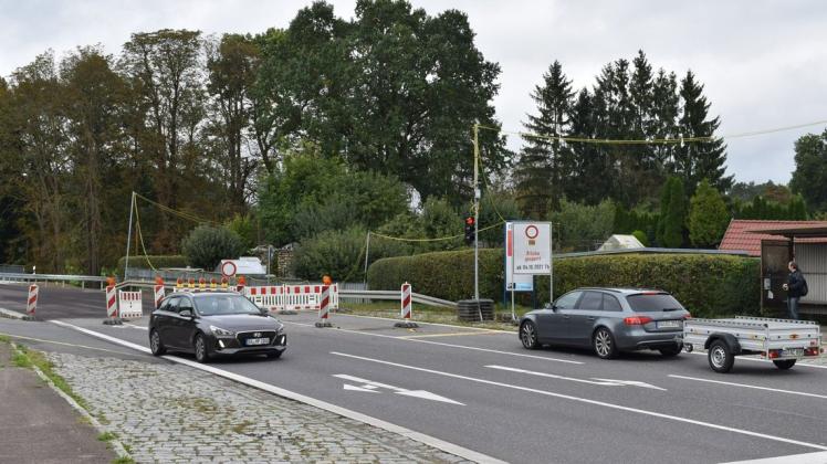 Die Behelfsbrücke in Weitendorf, über die hier noch Autos fahren, wird ab Montag demontiert. Dann ist die Straße voll gesperrt.