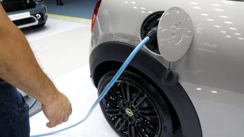 Immer mehr Pkw-Nutzer liebäugeln mit einem E-Auto. Bei der Finanzierung hat der Käufer die Wahl.