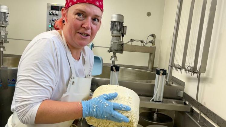 Die Biologin Anja Hansen hat ihre Leidenschaft zum Beruf gemacht und zaubert aus Milch Käse, direkt auf den Höfen der Landwirte.