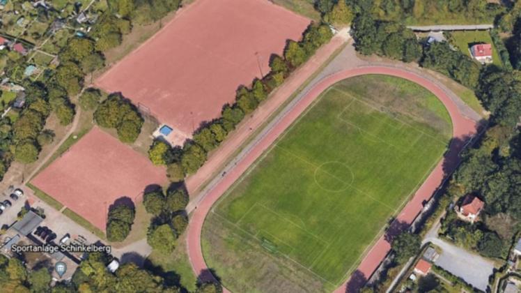 Die Sportanlage am Schinkelberg (Weberstraße). Der Tennenplatz oben links soll umgewandelt werden in einen Rasenplatz mit Rasenheizung zur vorrangigen Nutzung für die Profis des VfL Osnabrück. Foto: Google Earth