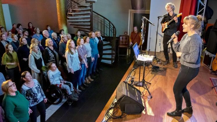 Im ersten Anlauf kommt Rostock singt mit Gitarrist Gregor Siegmund in den Nordwesten. Ob Pia Rademann als Sängerin dabei ist, steht noch nicht fest. Im ersten Anlauf kommt Rostock singt mit Gitarrist Gregor Siegmund in den Nordwesten. Ob Pia Rademann als Sängerin dabei ist, steht noch nicht fest.
