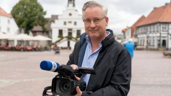 Mit der Kamera für die Lingener Tagespost unterwegs: Der Videoreporter Matthias Becker.