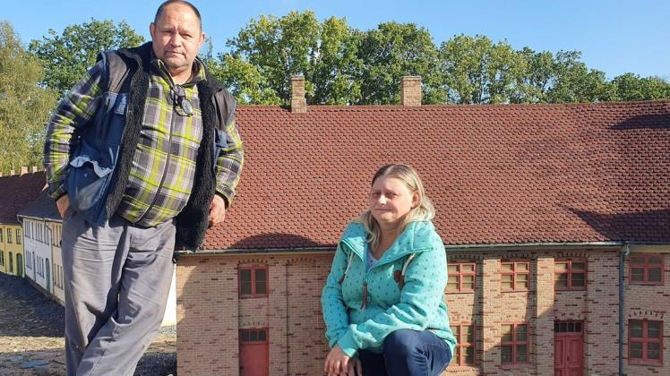Kümmern sich als Bundesfreiwilligendienstler um die Belange der Miniaturstadt in Bützow. Der 59-jährige Uwe Bronkal und die 43-jährige Tina Linsel.