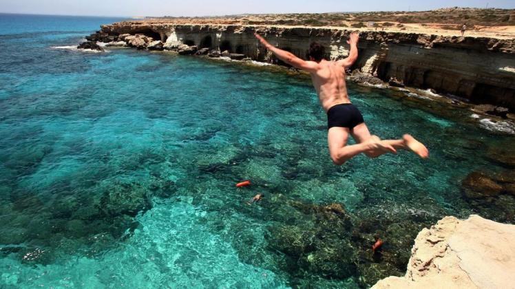 Die Mittelmeer-Insel Zypern lockt Urlauber auch in den Herbstmonaten noch mit sommerlichen Temperaturen. Auch das Baden im Meer ist mit 22 bis 26 Grad sehr angenehm.