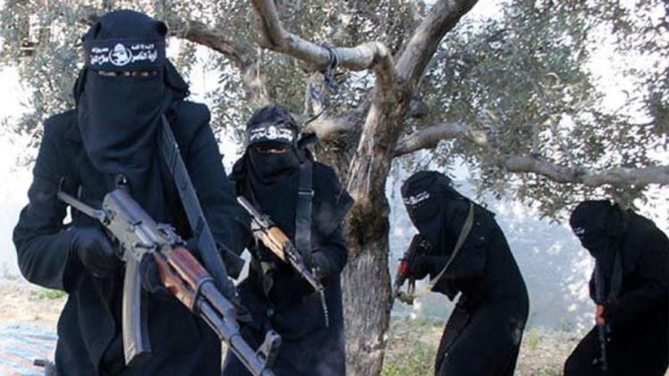 Symbolbild: Der Screenshot eines IS-Propagandavideos zeigt voll verschleierte Frauen mit Gewehren, die angeblich in der syrischen Stadt Al-Rakka operieren. (Archiv)