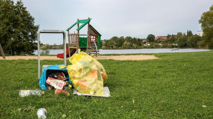 Jugendliche treffen sich seit Mitte September vermehrt am Lankower See und hinterlassen haufenweise Müll im Gelände.
