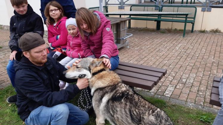 Thomas Frost mit seinem Wolfshund zu Gast bei den Ferienkindern der Lebenshilfe.