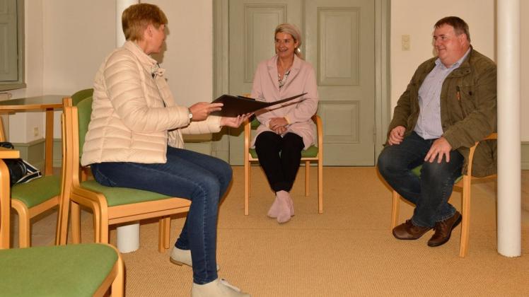 Die Lübzer Bürgermeisterin Astrid Becker (links) und Thomas Rosenfeld (rechts) erläutern die Pläne für den Umbau des Raumes zu einer Leselounge im Beisein von CDU-Bundestagsabgeordneter Simone Borchardt.