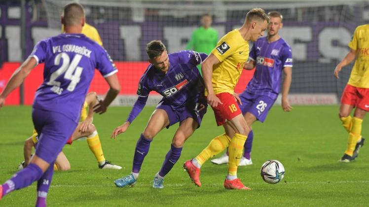 Meppen am Ball: Rene Guder (gelb) gegen Felix Higl. Foto: Kemme