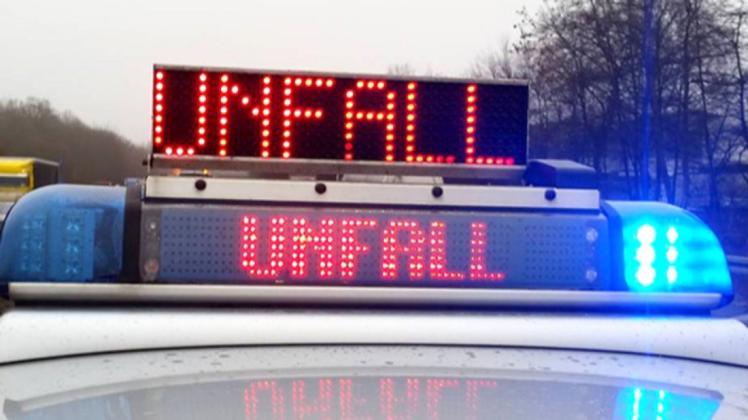 Nach dem Crash auf Rügen verstarb eine Person, fünf weitere wurden schwerverletzt. (Symbolbild) Nach dem Crash auf Rügen verstarb eine Person, fünf weitere wurden schwerverletzt. (Symbolbild)