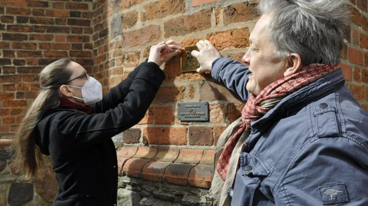 Mit dem Anbringen einer Erinnerungsplakette durch Pfarrerin Verena Mittermaier und Klaus-Martin Bresgott vom Kulturbüro des Rates der EKD an der Sankt-Jacobi-Kirche wurde das Startsignal für die Erarbeitung der Ausstellung gegeben.