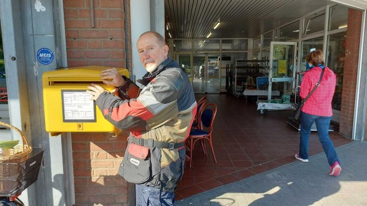 Nur der Briefkasten von der Deutschen Post ist noch in der Pernieker Straße geblieben, bedauert Rainer Nowak. Denn hinter diesen Schiebetüren können seit kurzem keine Briefmarken mehr gekauft oder Pakete versendet werden.