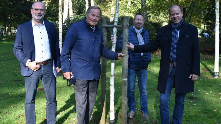 Kümmern sich beim Bürgerparkverein "Unsere Graft" darum, dass wieder neue Bäume gepflanzt werden (v.l.): Carsten Hoffmann, Dr. Klaus Bohnemann, Rolf Heitmann und Klaus Döring.