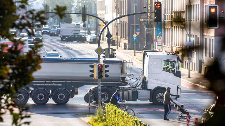 So schlimm wie in Großbritannien ist der LKW-Fahrermangel in Deutschland noch nicht. Doch auch hierzulande fehlen jährlich gut 20.000 Fahrer. So schlimm wie in Großbritannien ist der LKW-Fahrermangel in Deutschland noch nicht. Doch auch hierzulande fehlen jährlich gut 20.000 Fahrer.