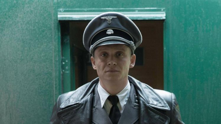 Matthias Schweighöfer trägt die Totenkopf-Uniform von SS-Mann Klaus Barbie.