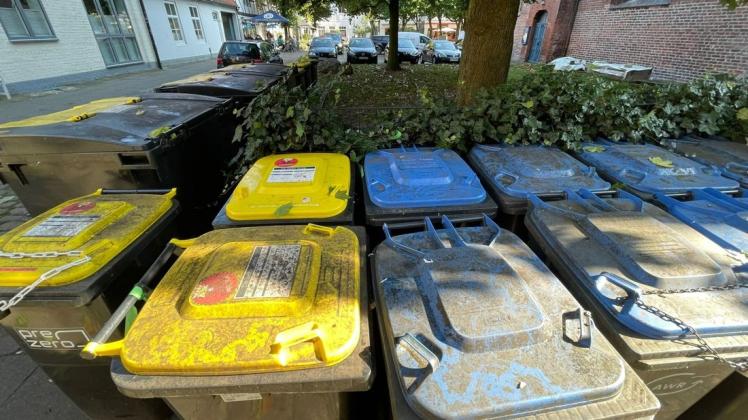 Dutzende Mülltonen und Müllcontainer stehen rund um den Kirchplatz, der zudem widerrechtlich als Parkplatz genutzt wird.