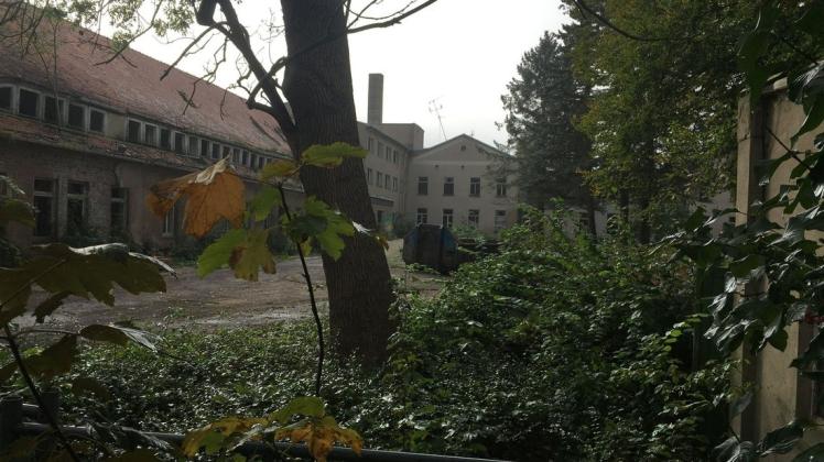 Die Blätter fallen und noch in diesem Monat könnte der Abriss der alten Krankenhausgebäude beginnen.