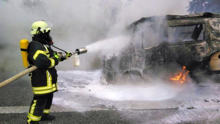 Mit Atemschutzausrüstung ausgestattet Kameraden der Freiwilligen Feuerwehren löschten das Wohnmobil. Der Schaden wird auf 5000 Euro geschätzt.