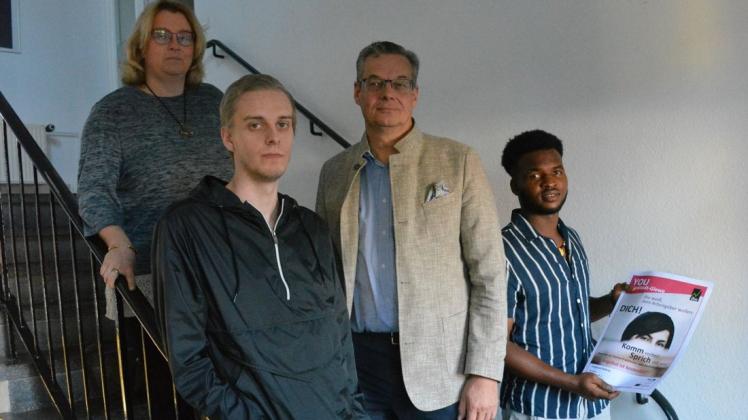 Kurz vor einem Praktikum stehen dank „YOU Neustadt-Glewe“ Florian Saß und Mamadou Berry. Bürgermeisterin Doreen Radelow und ibu-Geschäftsführer Christian Rosenkranz sind froh, dass es das Projekt jetzt gibt. Kurz vor einem Praktikum stehen dank „YOU Neustadt-Glewe“ Florian Saß und Mamadou Berry. Bürgermeisterin Doreen Radelow und ibu-Geschäftsführer Christian Rosenkranz sind froh, dass es das Projekt jetzt gibt.