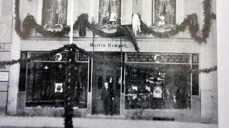 Das Pelzwarengeschäft Hempel am Markt 23 in Güstrow um 1911, anlässlich eines Herzogbesuchs.