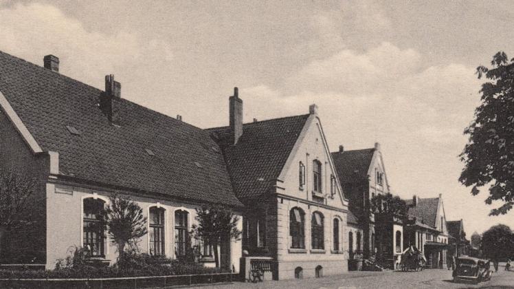 Er hatte nicht nur Freunde: Die Ansichtskarte von 1936 zeigt den Delmenhorster Bahnhof, wie er sich knapp 70 Jahre nach seiner Errichtung präsentierte.