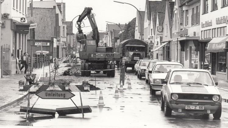 Baustelle an der Oldenburger Straße: Hier bildet sich im Juli 1978 ein Stau. Die Sperrung sollte bis Jahresende andauern. Baustelle an der Oldenburger Straße: Hier bildet sich im Juli 1978 ein Stau. Die Sperrung sollte bis Jahresende andauern.