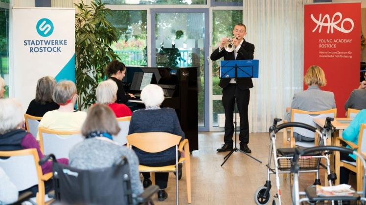 Lilit Grigoryan am Klavier und Pepe Falkenberg an der Trompete musizieren für Senioren.