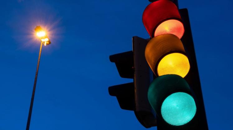 Eine Ampel in Stuttgart. Rot, Gelb und Grün sind international als Verkehrssignale etabliert.