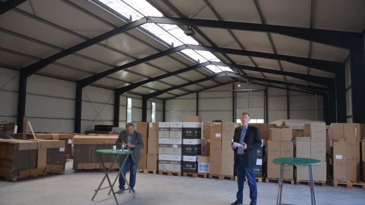 Geschäftsführer Kai Herzog (rechts) stellte die neue Lagerhalle von VLD Trade vor. Der stellvertretende Bürgermeister Jürgen Kiesekamp überbrachte Glückwünsche der Stadt.