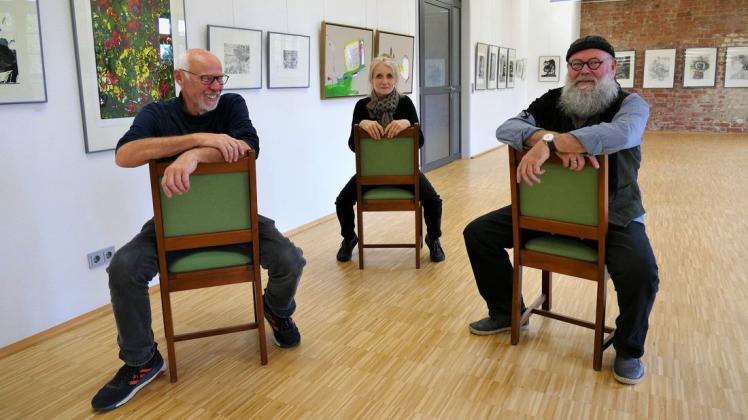 Zum achten Mal lädt das Trio Hellmut Martensen (l.), Britta Kley und Peter Möller in die Galerie auf der Burg Neustadt-Glewe zur Nord Grafik ein. 68 Arbeiten von 39 Künstlern aus dem gesamten Land MV werden ab 3. Oktober gezeigt. Zum achten Mal lädt das Trio Hellmut Martensen (l.), Britta Kley und Peter Möller in die Galerie auf der Burg Neustadt-Glewe zur Nord Grafik ein. 68 Arbeiten von 39 Künstlern aus dem gesamten Land MV werden ab 3. Oktober gezeigt.