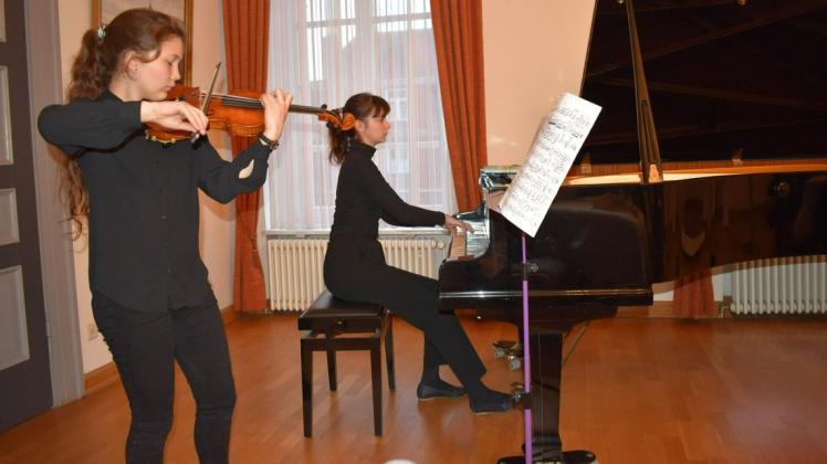 Begeisterten auf dem Empfang mit ihrem Auftritt: Clara Windelberg mit der Violine und Emely Schmidt am Klavier.
