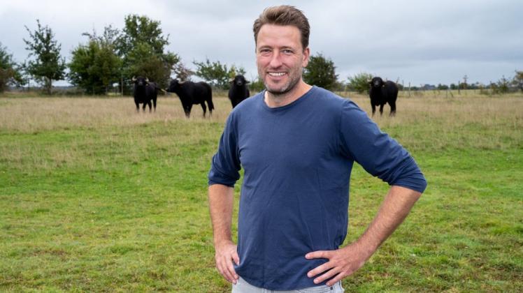 Einheitsbotschafter Mathias Schilling auf der Insel Öhe, einer winzigen Insel vor der Insel Rügen. Einheitsbotschafter Mathias Schilling auf der Insel Öhe, einer winzigen Insel vor der Insel Rügen.
