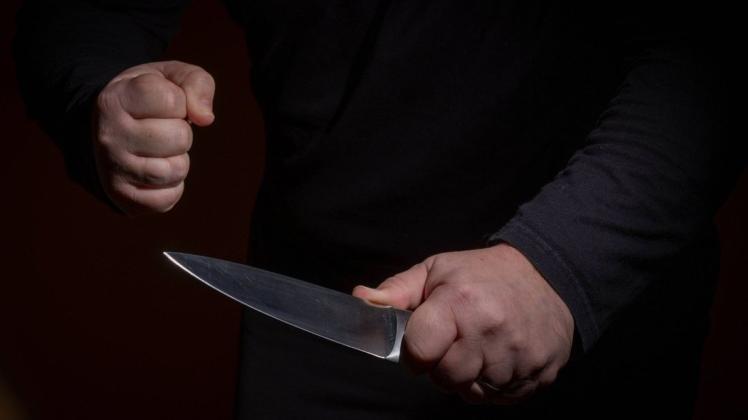 Mit einem Messer soll der Täter den jungen Mann bedroht haben.