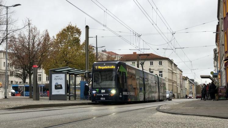Zwei Unfälle legten den Straßenbahnverkehr in Schwerin am Dienstagvormittag lahm.