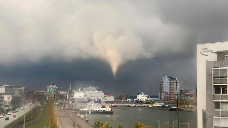 Dieser Tornado hat nach Angaben der Polizei am frühen Mittwochabend in Kiel mehrere Menschen durch die Luft gewirbelt und ins Wasser gespült.