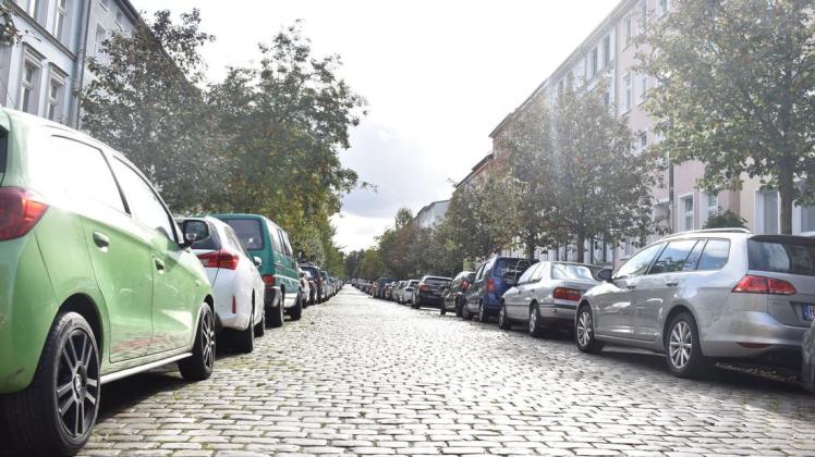 Ab Mitte 2022 bis 2026 wird die Fritz-Reuter-Straße in der Rostocker KTV saniert. Dafür müssen Parkplätze und auch Bäume weichen. Ab Mitte 2022 bis 2026 wird die Fritz-Reuter-Straße in der Rostocker KTV saniert. Dafür müssen Parkplätze und auch Bäume weichen.