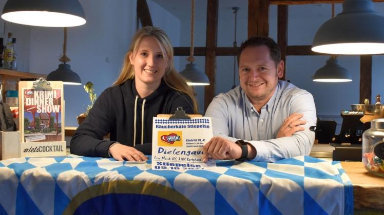 Bayrische Fahnen am Elbdeich: Kim-Eileen Fischer und André Hildebrandt von der Räucherkate in Stiepelse freuen sich schon auf ihre nächste Veranstaltung, die Dielengaudi.