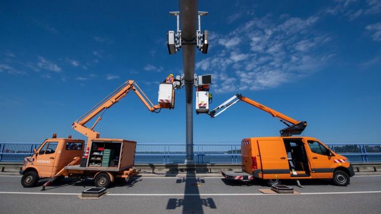 Mitarbeiter der Firma Siemens tauschen auf der Rügenbrücke Dauerlichtzeichen der Verkehrssteuerungsanlage aus. Insgesamt seien mehrere Hundert Zeichen wie Kreuze oder Pfeile zu wechseln. Das werde in den kommenden Jahren nach und nach abschnittsweise folgen.