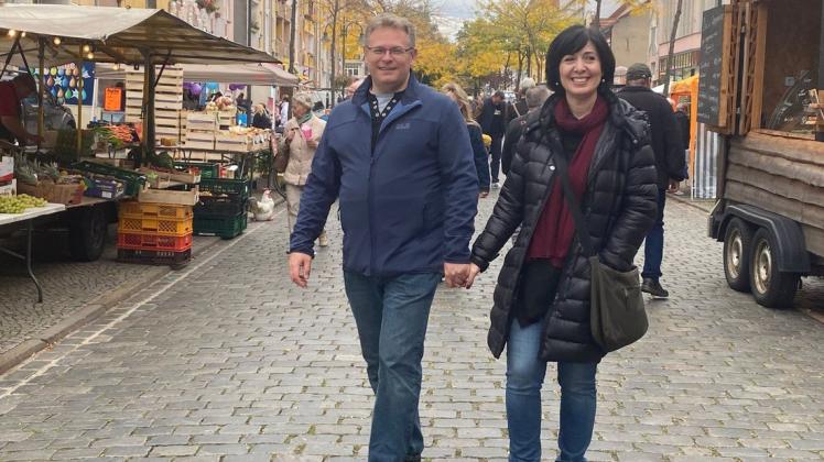 Alexander und Galina Hibert aus Elmshorn haben eine Reise nach Wittenberge gewonnen und erkundeten am Wochenende den Apfelmarkt.