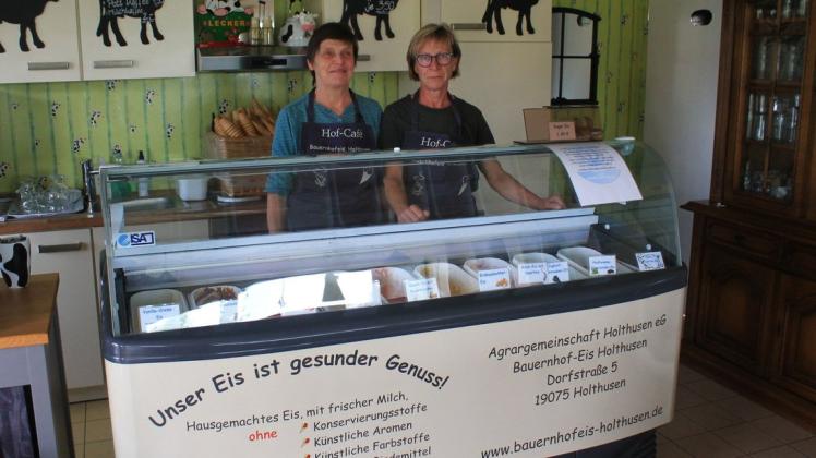 In liebevoller Handarbeit zaubern Heidi Döscher (r.) und Christel Koslowski die verschiedensten Eiskreationen.