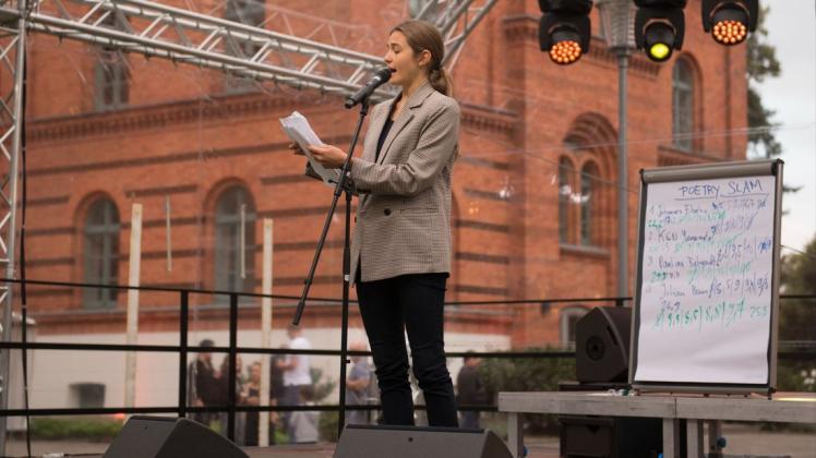 Paulina Behrendt dichtet über Mut, Respekt, Beziehungen zu anderen Menschen und alles, was das Leben so bietet. Sie ist die Siegerin des Poetry-Slams, der im Rahmen des Kreisgeburtstages in Parchim veranstaltet worden ist.