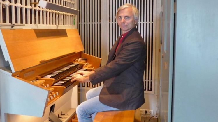 Kirchenmusiker Heiko Henrich an der Borbyer Orgel, die 1978 von der Berliner Orgelwerkstatt Karl Schuke erbaut wurde.