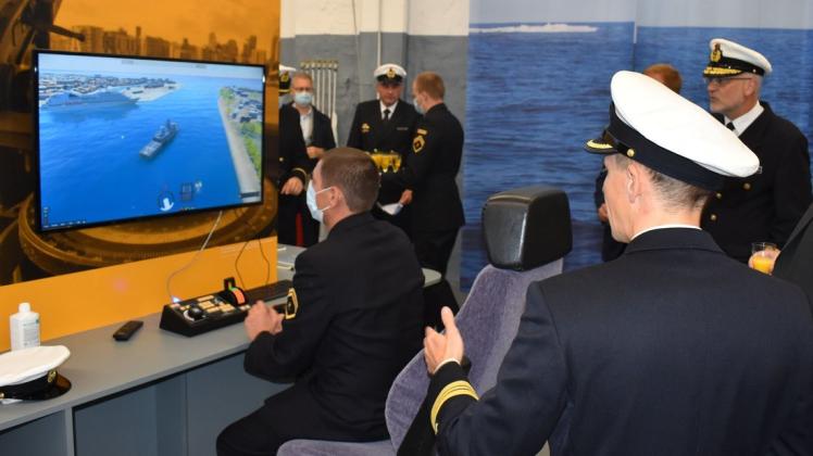Der Simulator ist einer der Höhepunkte der neuen Ausstellung. Hier können Besucher das Ein- und Auslaufen einer Korvette in den Heimathafen Warnemünde selbst steuern.